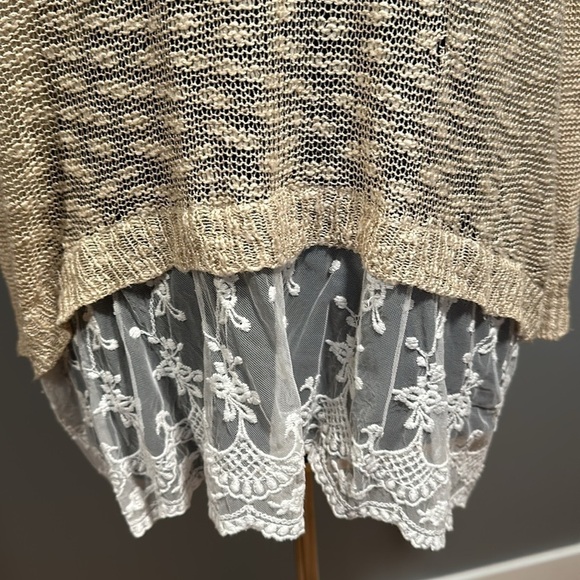 🔥Umgee USA 🌸 cold shoulder layered lace knit sweater Sm - Picture 2 of 5